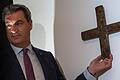Im April 2018 hängte Ministerpräsident Markus Söder (CSU) auch in der Münchner Staatskanzlei ein Kreuz auf. Sein umstrittener Kreuzerlass ist nun ein Fall für den Verwaltungsgerichtshof.&nbsp;