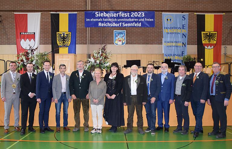 Neun neue Feldgeschworene wurde beim Siebenerfest in Sennfeld vereidigt (von links): Bürgermeister Oliver Schulze, Vermessungsamtsleiter Michael Reus, Landrat Florian Töpper, Wolfgang von Kroge, Norbert Hartmann, Silke Fiedler, Angelika Imgrund, Hans Jürgen Kuhn, Hannes Brehm, Manfred Grebner, Roland Döll, Rainer Mai, Kreisobmann Manfred Mai.