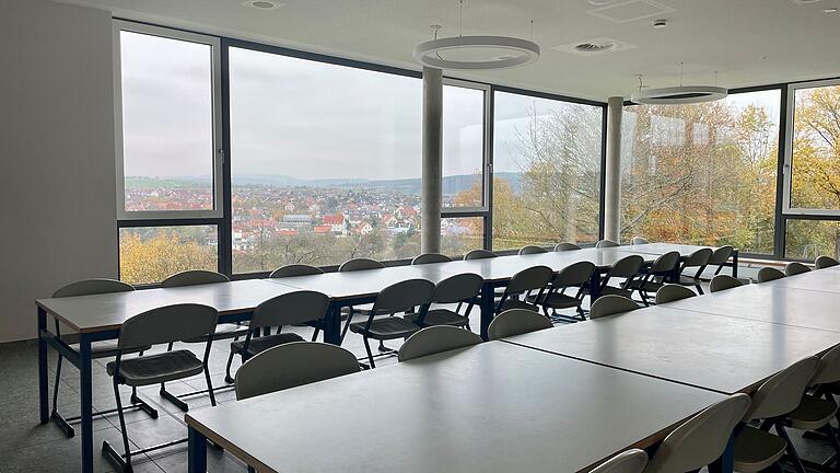 Essen mit Aussicht: Die Mensa der Mittelschule Bad Neustadt ist bereits saniert. Essen mit Aussicht: Die Mensa der Mittelschule Bad Neustadt ist bereits saniert.