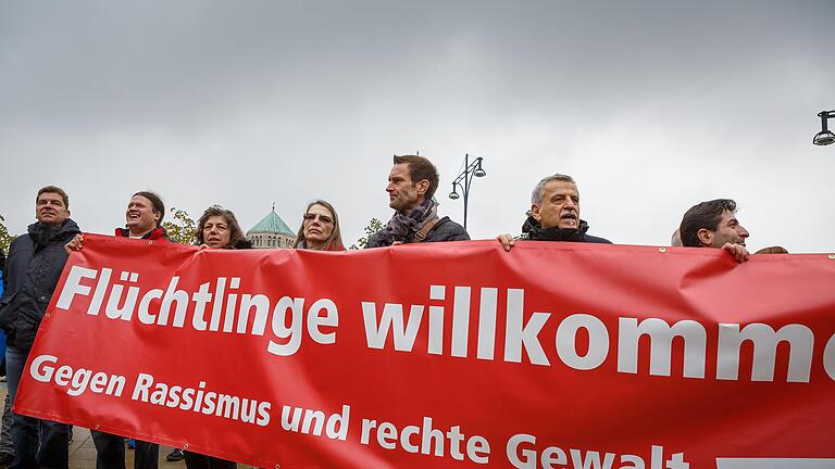 Etwa 500 Menschen demonstrierten am Samstag (17.10.15) für 'Schweinfurt ist bunt' und damit gegen Ausländerfeindlichkeit. Etwa 500 Menschen demonstrierten am Samstag (17.10.15) für 'Schweinfurt ist bunt' und damit gegen Ausländerfeindlichkeit.