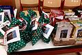 Liebevoll gepackt waren die Nikolauspäckchen, die Integrationsbeauftragte Sieglinde Schraut und Jugendreferentin Susanne Müller vor den Gemeinschaftsunterkünften abstellten.