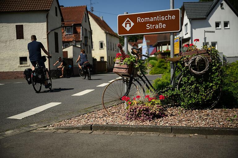 Romatisch ist nicht nur die Straße: Das Aalbachtal bietet eine tolle Kulisse für eine sommerliche Radtour. Romatisch ist nicht nur die Straße: Das Aalbachtal bietet eine tolle Kulisse für eine sommerliche Radtour.