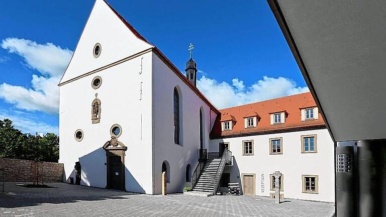 Schmuckstücke: Die Vogelsburg-Kirche &bdquo;Mariä Schutz&ldquo; mit angrenzendem Burggebäude.