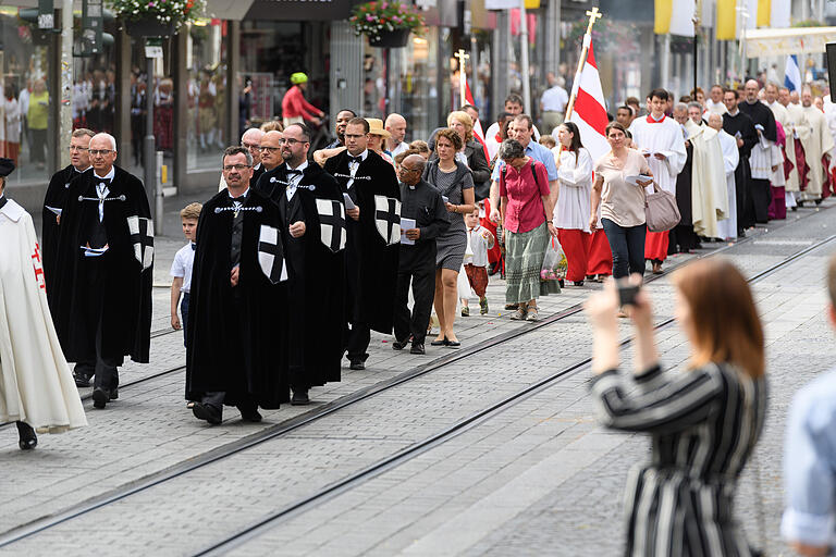 Ordensleute, Ritter vom Heiligen Grab, Familiaren des Deutschen Ordens, Verbände, Vereine, Innungen sowie Malteserorden beteiligten sich ebenfalls an der Prozession. Ordensleute, Ritter vom Heiligen Grab, Familiaren des Deutschen Ordens, Verbände, Vereine, Innungen sowie Malteserorden beteiligten sich ebenfalls an der Prozession.