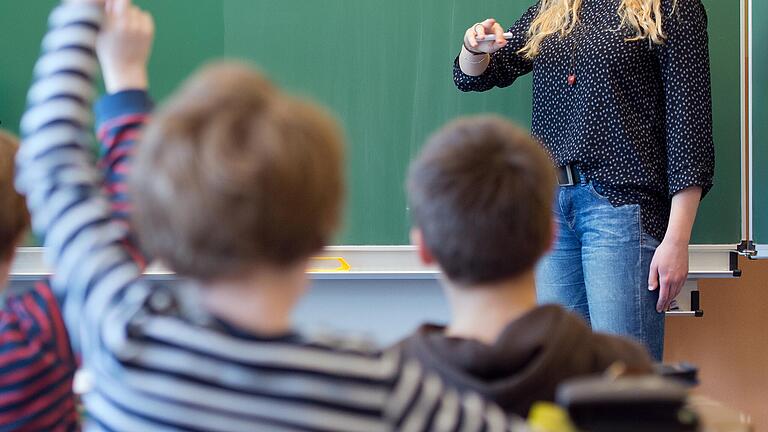 Der Weltlehrertag am 5. Oktober will auf die verantwortungsvolle Aufgabe von Lehrkräften aufmerksam machen. Der Weltlehrertag am 5. Oktober will auf die verantwortungsvolle Aufgabe von Lehrkräften aufmerksam machen. 