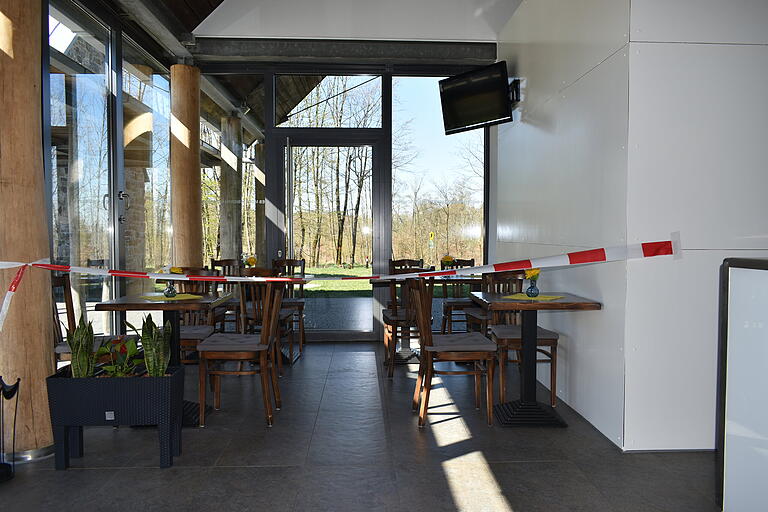 Aufgrund der Corona-Pandemie ist das in den Kiosk setzen derzeit nicht erlaubt. Es gibt daher eine 'Einbahnstraße', wie Fischer es bezeichnet. Aufgrund der Corona-Pandemie ist das in den Kiosk setzen derzeit nicht erlaubt. Es gibt daher eine 'Einbahnstraße', wie Fischer es bezeichnet.