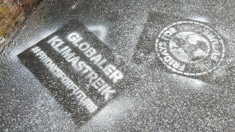 Plakativer Protest statt Demo: Mit diesen Kreide-Bannern machte die Klima-Bewegung im März 2021 ein paar Tage in Lohr-Sendelbach auf dem Gehweg auf sich aufmerksam. Plakativer Protest statt Demo: Mit diesen Kreide-Bannern machte die Klima-Bewegung im März 2021 ein paar Tage in Lohr-Sendelbach auf dem Gehweg auf sich aufmerksam. 