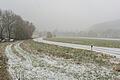 Straße hinter Ginolfs schneebedeckt: Wintereinbruch in der Hochrhön kurz vor Weihnachten.