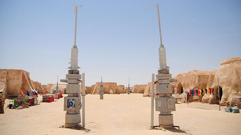 Star Wars Kulissen in Tunesien - Zwei „Vaporisatoren“ am Eingang zum „Star Wars“-Filmset Mos Espa in Tunesien. Beduinen haben auf dem Platz ihre Verkaufsstände aufgebaut. Star Wars Kulissen in Tunesien - Zwei „Vaporisatoren“ am Eingang zum „Star Wars“-Filmset Mos Espa in Tunesien. Beduinen haben auf dem Platz ihre Verkaufsstände aufgebaut.