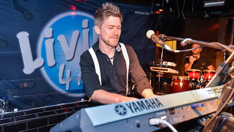 'Livin' for the Moment' aus Lohr spielten mit viel Energie im Odeon. 'Livin' for the Moment' aus Lohr spielten mit viel Energie im Odeon.