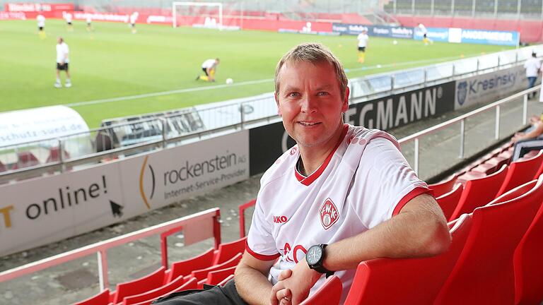 Andy Whitehead auf der Haupttribüne am Dallenberg. Der 48-jährige Engländer reist einmal pro Monat zu einem Kickers-Spiel nach Deutschland.