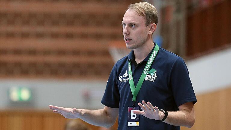 Johannes Heufelder, Trainer der Wölfe Würzburg, mahnt zur Ruhe und wartet darauf, dass die Topteams der Dritten Handball-Liga Süd sich bald gegenseitig die Punkte wegnehmen. Johannes Heufelder, Trainer der Wölfe Würzburg, mahnt zur Ruhe und wartet darauf, dass die Topteams der Dritten Handball-Liga Süd sich bald gegenseitig die Punkte wegnehmen.