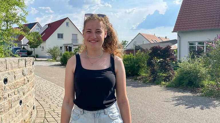 Sophia Lenzer (20) fährt als Auszubildende regelmäßig mit dem Zug von Iphofen nach Würzburg.