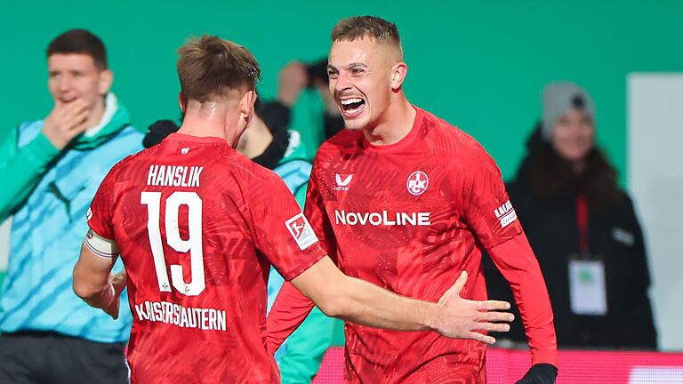 SpVgg Greuther Fürth - 1. FC Kaiserslautern       -  Kaiserslauterns Filip Kaloc (r) jubelt mit Teamkollege Daniel Hanslik über das 3:2.