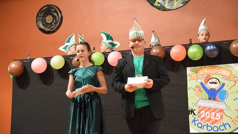 Klara Stegerwald und Benno Pollak führten gewohnt souverän durch die Kinderfaschingssitzung in Karbach. Klara Stegerwald und Benno Pollak führten gewohnt souverän durch die Kinderfaschingssitzung in Karbach.