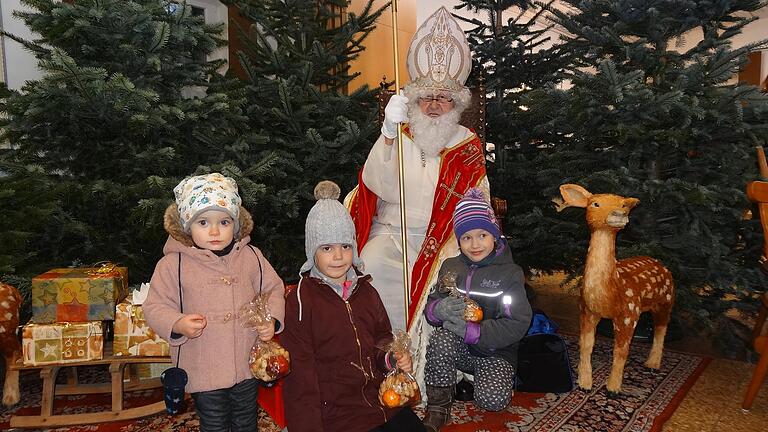 Der Nikolaus hatte für die kleinsten Besucher ganz klassisch Nüsse, Äpfel und Mandarinen dabei. Der Nikolaus hatte für die kleinsten Besucher ganz klassisch Nüsse, Äpfel und Mandarinen dabei.