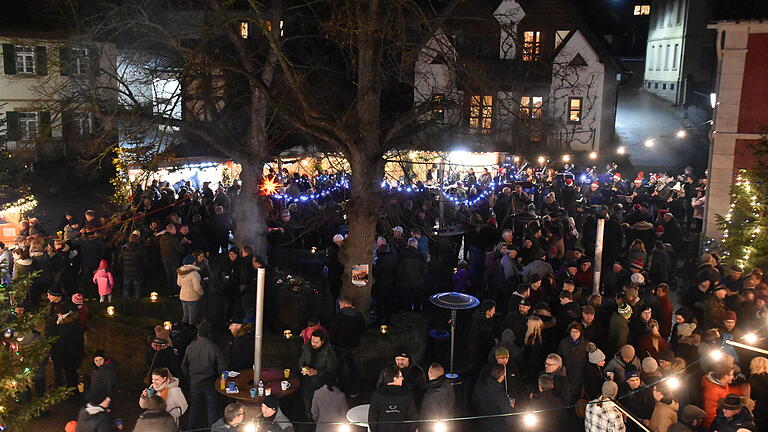 Dicht gedrängt standen die Besucher des 10. Großen Wittighäuser Weihnachtsmarktes rund um den Dorfbrunnen bereits am Samstagabend Dicht gedrängt standen die Besucher des 10. Großen Wittighäuser Weihnachtsmarktes rund um den Dorfbrunnen bereits am Samstagabend