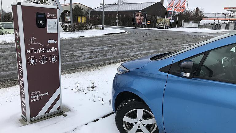 Mehr Elektroautos = mehr Lademöglichkeiten? Im Landkreis Haßberge wird nach und nach an der nötigen Infrastruktur gearbeitet. Mehr Elektroautos = mehr Lademöglichkeiten? Im Landkreis Haßberge wird nach und nach an der nötigen Infrastruktur gearbeitet. 