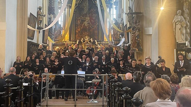 Ein gut präparierter Chor und ein wunderbares, junges Solistenquartett machten die Aufführung in Iphofen zu einem Erlebnis.
