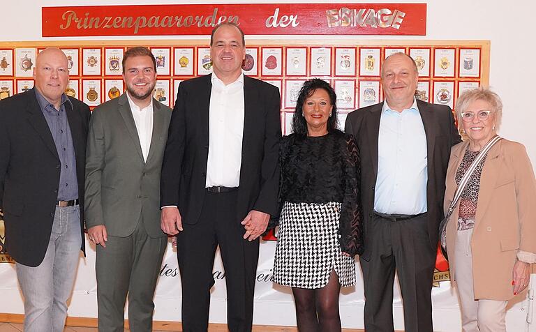 Fröhliche Gesichter bei der obligatorischen Pressekonferenz der ESKAGE zur Vorstellung des neuen Prinzenpaares. Das Foto zeigt von links: Prinzenpaarfahrer Micha Backes, ESKAGE-Präsident Florian Dinkel, das neue Prinzenpaar Prinz Michael I. und Prinzessin Martina I., den 3. ESKAGE-Präsidenten Franz Fleischer sowie Prinzenpaarbetreuerin Uschi Reinhard. Fröhliche Gesichter bei der obligatorischen Pressekonferenz der ESKAGE zur Vorstellung des neuen Prinzenpaares. Das Foto zeigt von links: Prinzenpaarfahrer Micha Backes, ESKAGE-Präsident Florian Dinkel, das neue Prinzenpaar Prinz Michael I. und Prinzessin Martina I., den 3. ESKAGE-Präsidenten Franz Fleischer sowie Prinzenpaarbetreuerin Uschi Reinhard.