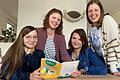 Die Kinder der Mütter Tatjana Dick (von links), Ramona Schäfer, Melissa Müller und Veronika Albert, alle aus Altfeld, werden ab sofort bei ihrem bisherigen Kinderarzt am MVZ Tauberfranken in Wertheim nicht mehr behandelt. Sie müssen sich einen neuen behandelnden Arzt suchen. Die Lage ist prekär, viele Praxen nehmen keine Patientinnen und Patienten mehr auf.