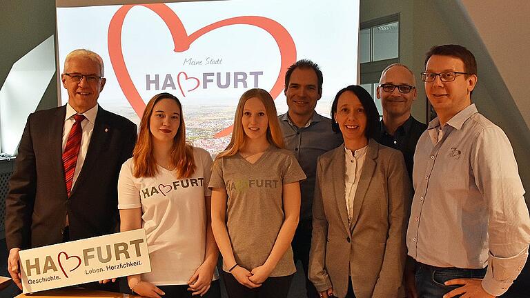 Die Stadt Haßfurt hat sich ein neues Logo gegeben, das vielfältig einsetzbar ist und auch von Organisationen aus der Stadt verwendet werden kann. Unser Bild zeigt (von links) Bürgermeister Günther Werner, die Schülerinnen Selina Hübschmann aus Prappach und Isabel Schubert aus Königsberg mit dem neuen Logo auf dem T-Shirt, Stadtmanager Marc Heinz, Kerstin und Thomas Baumgartner von der Firma blackpoint sowie Stephan Schneider, Leiter der Hauptverwaltung. Die Stadt Haßfurt hat sich ein neues Logo gegeben, das vielfältig einsetzbar ist und auch von Organisationen aus der Stadt verwendet werden kann. Unser Bild zeigt (von links) Bürgermeister Günther Werner, die Schülerinnen Selina Hübschmann aus Prappach und Isabel Schubert aus Königsberg mit dem neuen Logo auf dem T-Shirt, Stadtmanager Marc Heinz, Kerstin und Thomas Baumgartner von der Firma blackpoint sowie Stephan Schneider, Leiter der Hauptverwaltung.