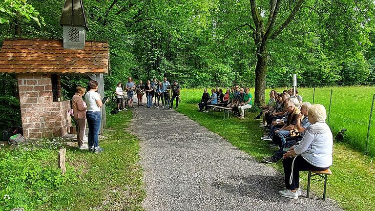 Zahlreiche Besucher nahmen an der Pfarreiübergreifenden Maiandacht teil. Zahlreiche Besucher nahmen an der Pfarreiübergreifenden Maiandacht teil.