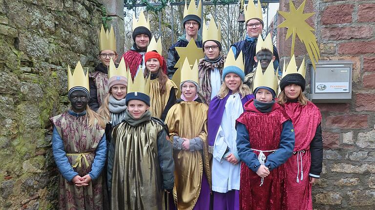 Die Stadelhofer Sternsinger vor ihrem Gang durch das Dorf. Die Stadelhofer Sternsinger vor ihrem Gang durch das Dorf.