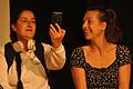 Szene aus dem Theaterstück mit Annabella Akçal (links) und Sarah Gros.