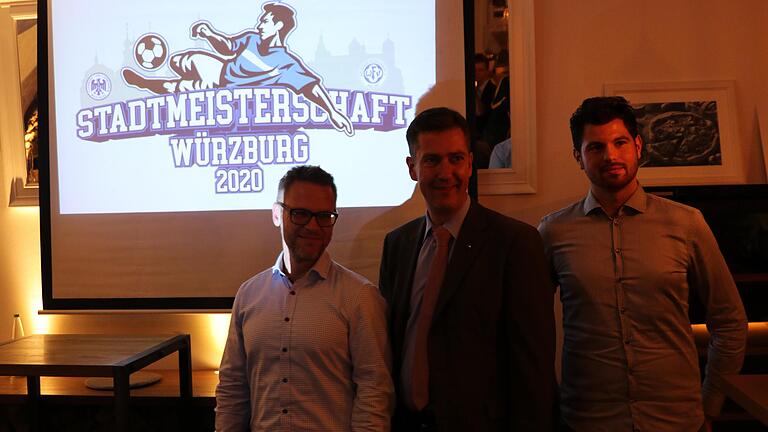 Michael Freudenberger (links) und Sercan Acan (rechts) sind die Hauptorganisatoren der Würzburger Stadtmeisterschaft 2020. Über das erneute Stattfinden des Turniers freut sich Oberbürgermeister Christian Schuchardt (Mitte). Michael Freudenberger (links) und Sercan Acan (rechts) sind die Hauptorganisatoren der Würzburger Stadtmeisterschaft 2020. Über das erneute Stattfinden des Turniers freut sich Oberbürgermeister Christian Schuchardt (Mitte).