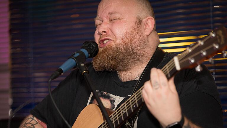 Der Sänger Andreas Kümmert bei einem Auftritt im September 2020 im Black 68 in Bad Kissingen. Der Sänger Andreas Kümmert bei einem Auftritt im September 2020 im Black 68 in Bad Kissingen.
