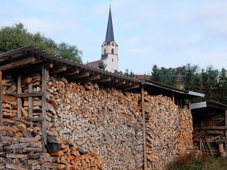 Scheitholz aufgesetzt bei Pfersdorf. Scheitholz aufgesetzt bei Pfersdorf.