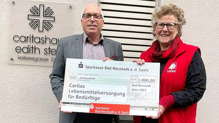 Sparkasse unterstützt Caritas bei der Lebensmittelversorgung Bedürftiger
