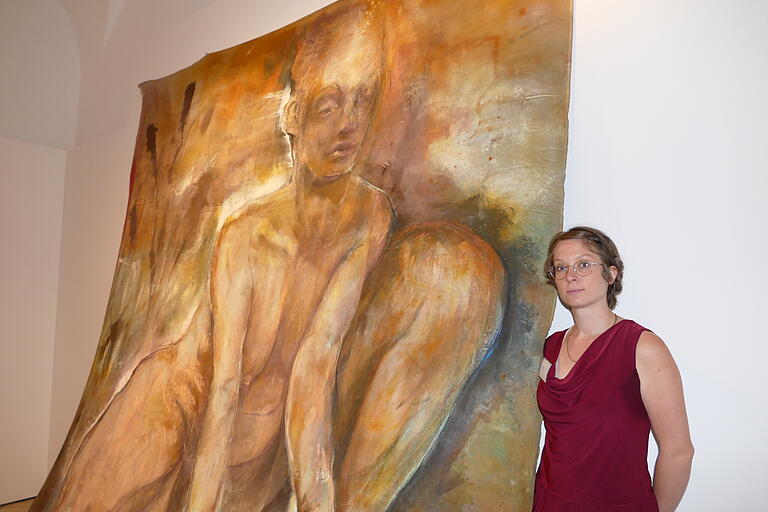 Die übergroße Klara von Assisi, die die Künstlerin Lisa Wölfel geschaffen hat, empfängt beim Rundgang durch die Ausstellung „Frauen.Taten.Werke. 12 Dialoge Contemporary“. Die übergroße Klara von Assisi, die die Künstlerin Lisa Wölfel geschaffen hat, empfängt beim Rundgang durch die Ausstellung „Frauen.Taten.Werke. 12 Dialoge Contemporary“.