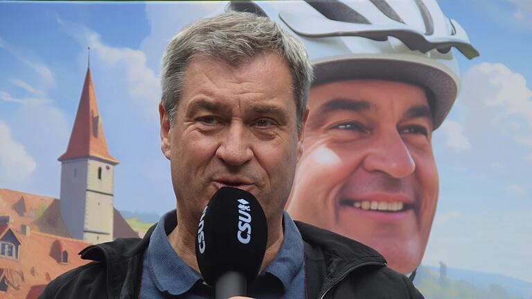 In seinem Element: Markus Söder genoss die Radtour von Volkach nach Kitzingen zur Eherieder Mühle. In seinem Element: Markus Söder genoss die Radtour von Volkach nach Kitzingen zur Eherieder Mühle.