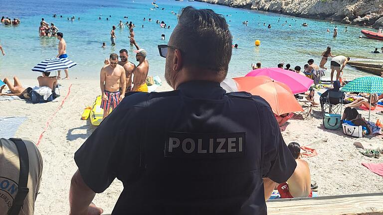 Andreas Kaiser bei der Rettungsschwimmer- und Polizeiwache in der Bucht Calanque de Sormiou - Andreas Kaiser bei der Rettungsschwimmer- und Polizeiwache in der Bucht Calanque de Sormiou. Andreas Kaiser bei der Rettungsschwimmer- und Polizeiwache in der Bucht Calanque de Sormiou - Andreas Kaiser bei der Rettungsschwimmer- und Polizeiwache in der Bucht Calanque de Sormiou.
