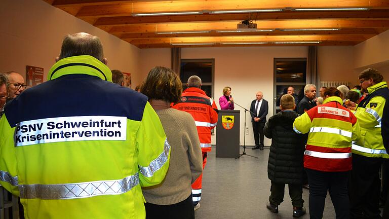 Anja Weisgerber sprach beim Stehempfang nach dem Blaulichtgottesdienst im Feuerwehrhaus Alitzheim.&nbsp;