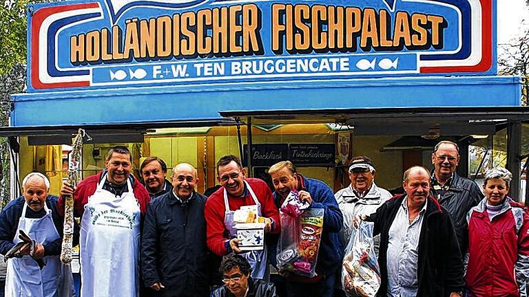 Fisch, Wurst und Käse: Die Marktschreier, Vergnügungsparkbetreiber, Organisatoren und Gemeinderäte lassen sich am Freitagvormittag trotz Regen die Eröffnung mit dem typischen Marktschreierfrühstück nicht nehmen. Fisch, Wurst und Käse: Die Marktschreier, Vergnügungsparkbetreiber, Organisatoren und Gemeinderäte lassen sich am Freitagvormittag trotz Regen die Eröffnung mit dem typischen Marktschreierfrühstück nicht nehmen.