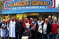 Fisch, Wurst und Käse: Die Marktschreier, Vergnügungsparkbetreiber, Organisatoren und Gemeinderäte lassen sich am Freitagvormittag trotz Regen die Eröffnung mit dem typischen Marktschreierfrühstück nicht nehmen.