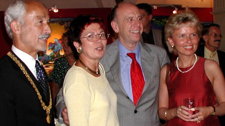 Noch in Rot: Vor knapp 19 Jahren, im Juli 2001, war der damalige Arbeits- und Sozialminister Walter Riester (Zweiter von rechts) zu Besuch im Kitzinger Rathaus. Empfangen wurde er dort unter anderem von Oberbürgermeister Bernd Moser, der Abgeordneten Karin Radermacher und Landrätin Tamara Bischof (von links). Noch in Rot: Vor knapp 19 Jahren, im Juli 2001, war der damalige Arbeits- und Sozialminister Walter Riester (Zweiter von rechts) zu Besuch im Kitzinger Rathaus. Empfangen wurde er dort unter anderem von Oberbürgermeister Bernd Moser, der Abgeordneten Karin Radermacher und Landrätin Tamara Bischof (von links).