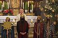 Pfarrer Stefan Mai und vier Sternsinger im Chorraum der Schallfelder Kirche bitten um Spenden für bedürftige Kinder weltweit. Sie sprachen dabei den traditionellen Dreikönigstext.