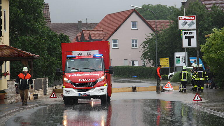 Mehrere starke Unwetter im Sommer forderten, wie hier in Breitbach, die Feuerwehrleute aus der Region.