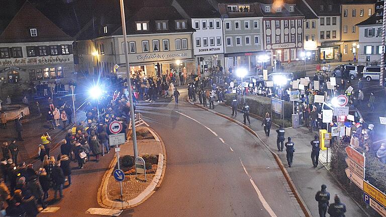 Über den Marktplatz zogen am Freitagabend die 1050 Demonstranten, denen auf dem östlichen Marktlatz 250 Impfbefürworter gegenüber standen. Mehr als 50 Beamte der Polizei Bad Königshofen, Mellrichstadt und Bad Neustadt sowie die zivile Einsatzbereitschaft aus Schweinfurt sicherten den Zug ab. Über den Marktplatz zogen am Freitagabend die 1050 Demonstranten, denen auf dem östlichen Marktlatz 250 Impfbefürworter gegenüber standen. Mehr als 50 Beamte der Polizei Bad Königshofen, Mellrichstadt und Bad Neustadt sowie die zivile Einsatzbereitschaft aus Schweinfurt sicherten den Zug ab.