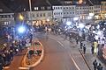 Über den Marktplatz zogen am Freitagabend die 1050 Demonstranten, denen auf dem östlichen Marktlatz 250 Impfbefürworter gegenüber standen. Mehr als 50 Beamte der Polizei Bad Königshofen, Mellrichstadt und Bad Neustadt sowie die  zivile Einsatzbereitschaft aus Schweinfurt sicherten den Zug ab.
