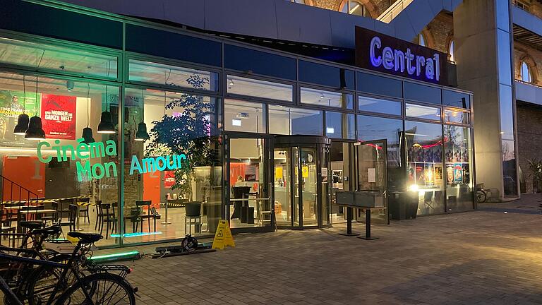 Ein Kinoabend kann ganz schön romantisch sein, hier das Würzburger Kino Central. Ein Kinoabend kann ganz schön romantisch sein, hier das Würzburger Kino Central.
