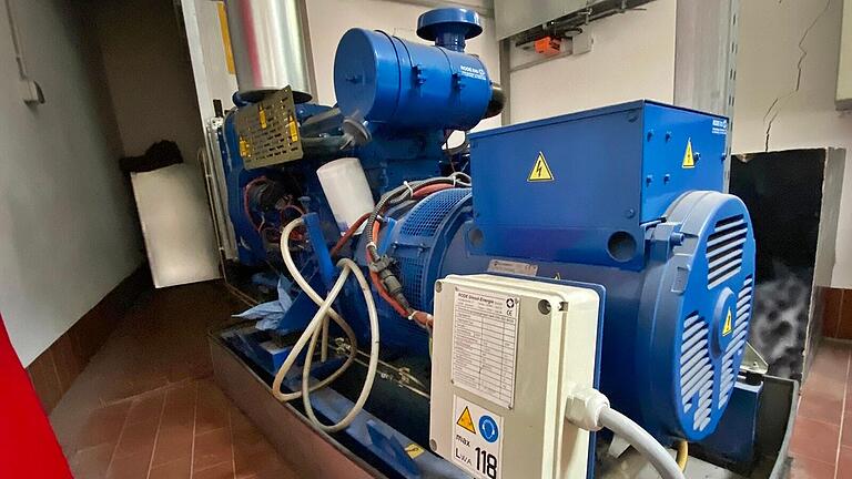 Im Feuerwehrgerätehaus in Bad Neustadt steht für den 'Fall der Fälle' ein dieselbetriebenes Notstromaggregat zur Verfügung. Außerdem gibt es zusätzlich eine weitere Notstromversorgung die sofort bei einem Stromausfall reagiert, so dass das Haus und die notwendigen Versorgungseinrichtungen ohne Unterbrechung sind. Im Feuerwehrgerätehaus in Bad Neustadt steht für den 'Fall der Fälle' ein dieselbetriebenes Notstromaggregat zur Verfügung. Außerdem gibt es zusätzlich eine weitere Notstromversorgung die sofort bei einem Stromausfall reagiert, so dass das Haus und die notwendigen Versorgungseinrichtungen ohne Unterbrechung sind.