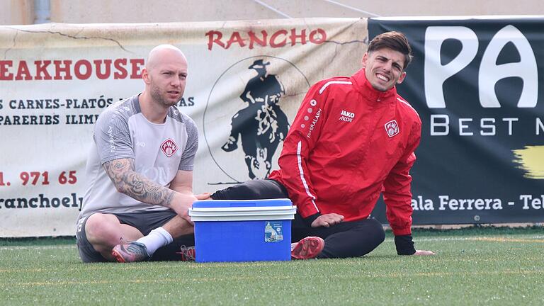 Helfer in der Not: Athletiktrainer Dennis Göller hier mit Ivan Franjic übernimmt bei den Würzburger Kickers derzeit auch die Funktion als Physiotherapeut. Helfer in der Not: Athletiktrainer Dennis Göller hier mit Ivan Franjic übernimmt bei den Würzburger Kickers derzeit auch die Funktion als Physiotherapeut.