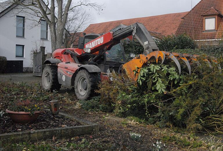 Mit schwerem Gerät rückten die Bauhofarbeiter am Willanzheimer Friedhof an, um den Eingang neu zu gestalten. Mit schwerem Gerät rückten die Bauhofarbeiter am Willanzheimer Friedhof an, um den Eingang neu zu gestalten.