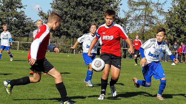 Zur Wehr gesetzt: Erbitterten Widerstand leistete in einem spannenden Bezirksoberligaspiel die U 13 der JFG Grabfeld (in der Mitte am Ball JFG-Kapitän Raphael Sturdza, links Lukas Gerstner) gegen Viktoria Aschaffenburg, verlor aber dennoch mit 2:3. Zur Wehr gesetzt: Erbitterten Widerstand leistete in einem spannenden Bezirksoberligaspiel die U 13 der JFG Grabfeld (in der Mitte am Ball JFG-Kapitän Raphael Sturdza, links Lukas Gerstner) gegen Viktoria Aschaffenburg, verlor aber dennoch mit 2:3.
