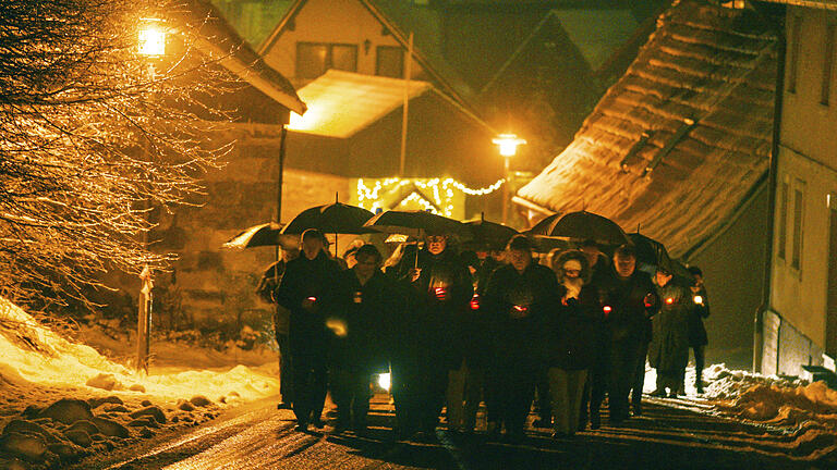 Tödlicher Schuß auf Elfjährige       -  Bewohner der Ortschaft Oberauchrach (Lkr. Haßberge) gedachten am Montagabend mit einer Lichterprozession des elfjährigen Mädchens Janina, das in der Silvesternacht auf einer Straße des Ortsteils Unterschleichach durch einen Kopfschuss getötet worden war. In der Kapelle 'Maria Heimsuchung' fand zudem eine Andacht statt.